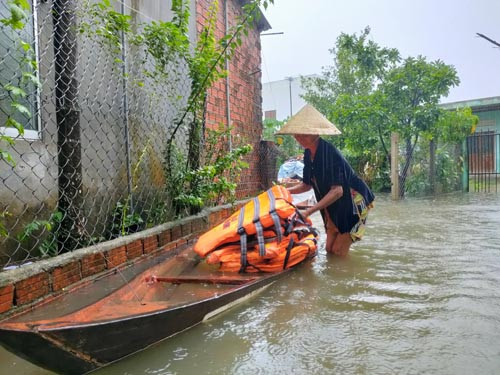 Mưa xối xả ở Quảng Nam, Quảng Ngãi, di dời hàng nghìn dân